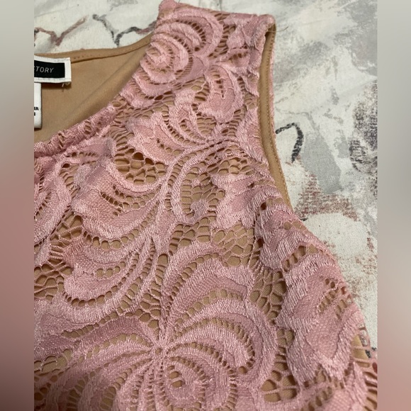 Fancy pink lace top - Picture 2 of 3